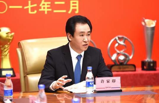 两个女人在有风景的海滩