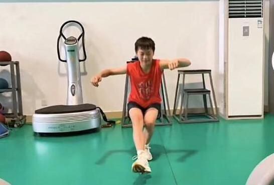 大人操小孩